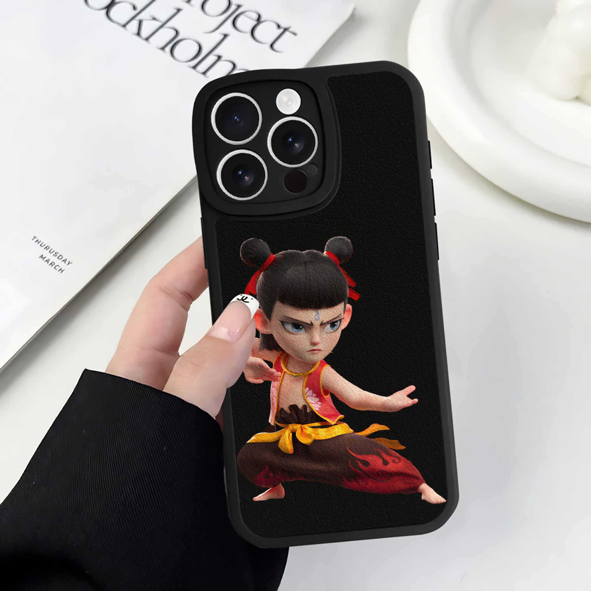 （画像用） Ne Zha 2 ナタ 魔童の大暴れ 【iPhone 16シリーズ対応】シリコンスマホケース（レザー調） 材質：シリコン